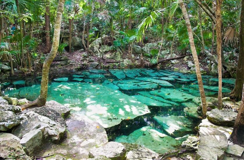 El Cenote Azul con aguas cristalinas y turquesas