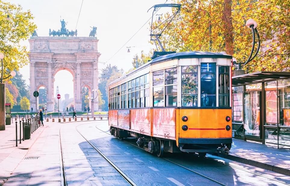 Fotografia del tranvia antiguo de Milan en el centro historico, que se encuentra entre los tranvias mas iconicos del mundo