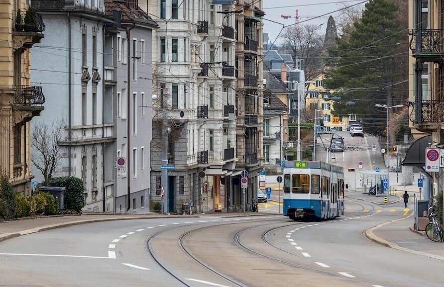 Un tranvia subiendo por una calle de Suiza