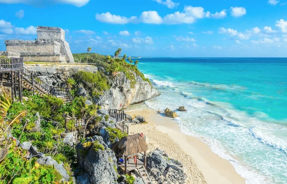 Vista de la playa y de las ruinas mayas de Tulum en Quintana Roo