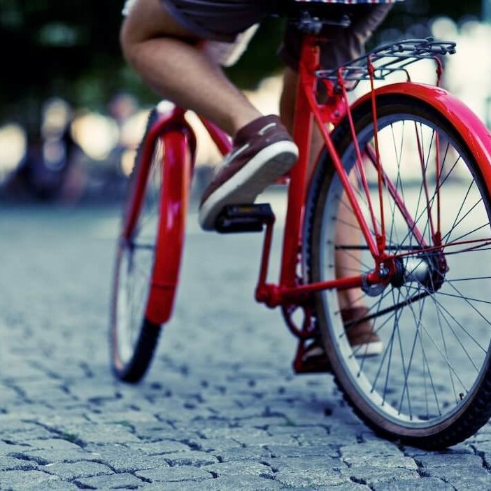 Foto de un ciclista usando transporte alternativo urbano