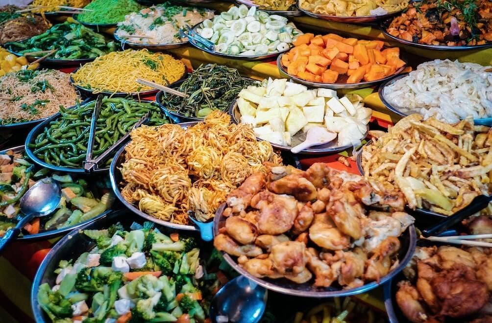 Buffet de comida callejera en Luang Prabang en Laos