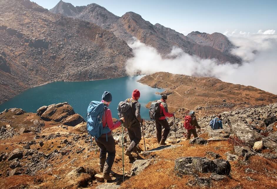 Grupo de senderistas haciendo ecoturismo y caminando por las montañas en Lantang, Nepal