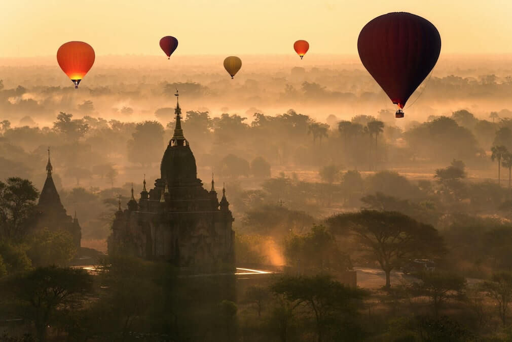 Globos aerostaticos volando sobre Bagan, entre la neblina, durante el amanecer