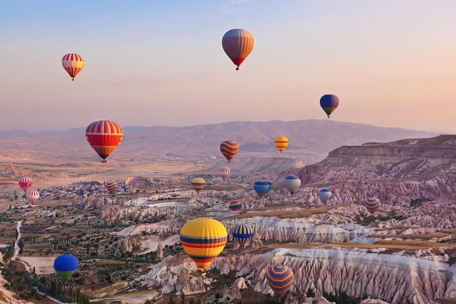 Globos de diferentes colores sobrevolando Capadocia, el destino mas famoso del mundo para vuelos en globo aerostatico