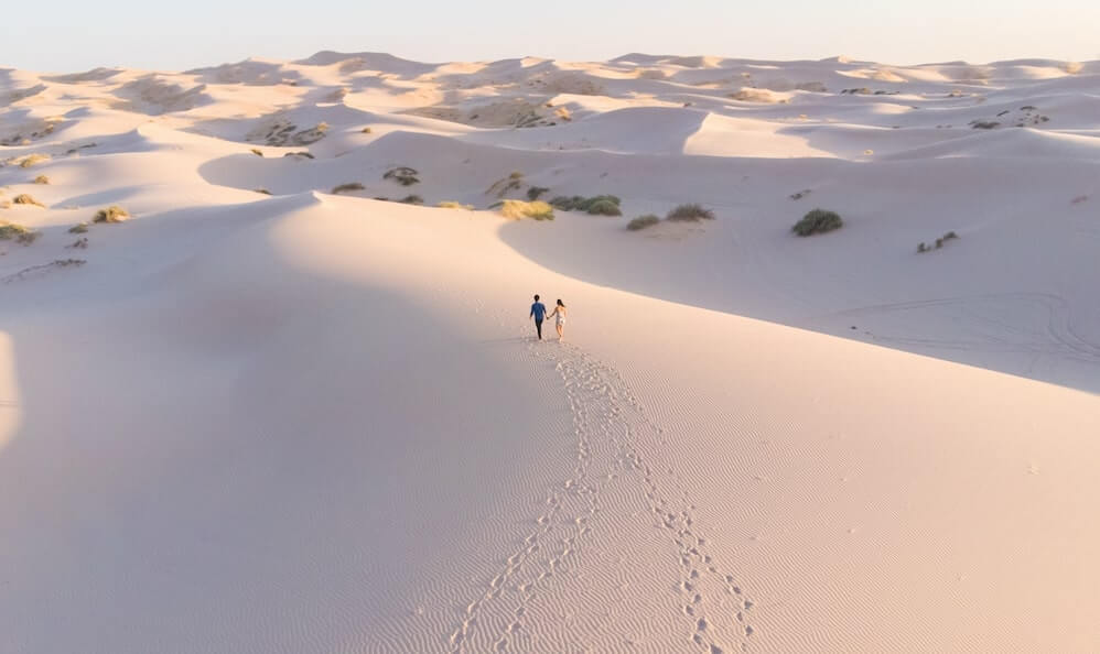 Pareja caminando en el desierto de Samalayuca, Chihuahua