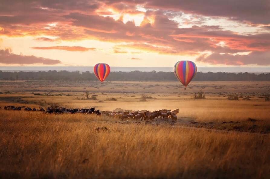 Un par de globos aerostaticos coloridos en Masái Mara, Kenia, durante el amanecer