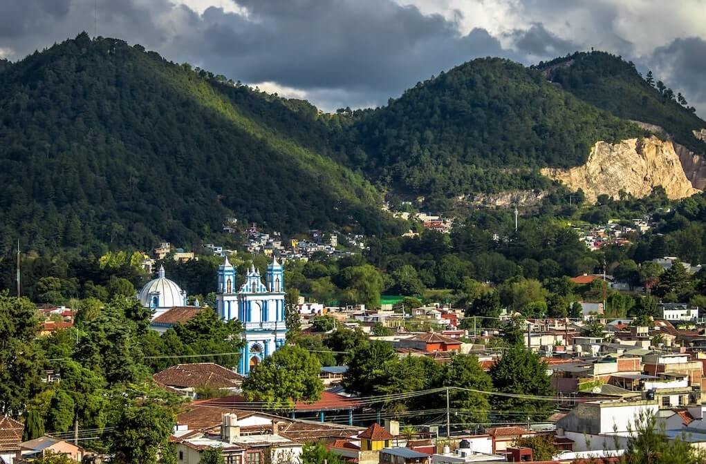 Iglesia en San Cristóbal de las Casas, Chiapas con montañas en el fondo