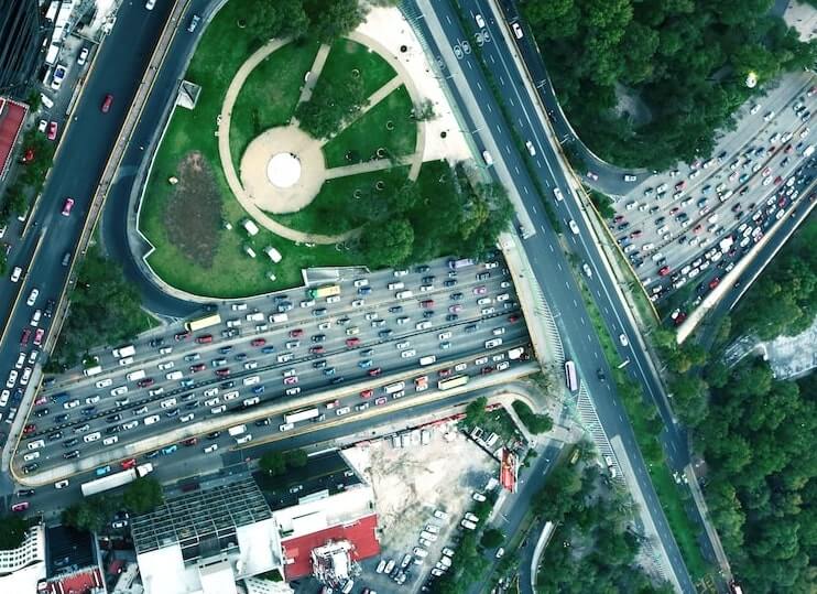 Vista aerea de grandes avenidas en la CDMX como un ejemplo de la infraestructura de transporte de Mexico