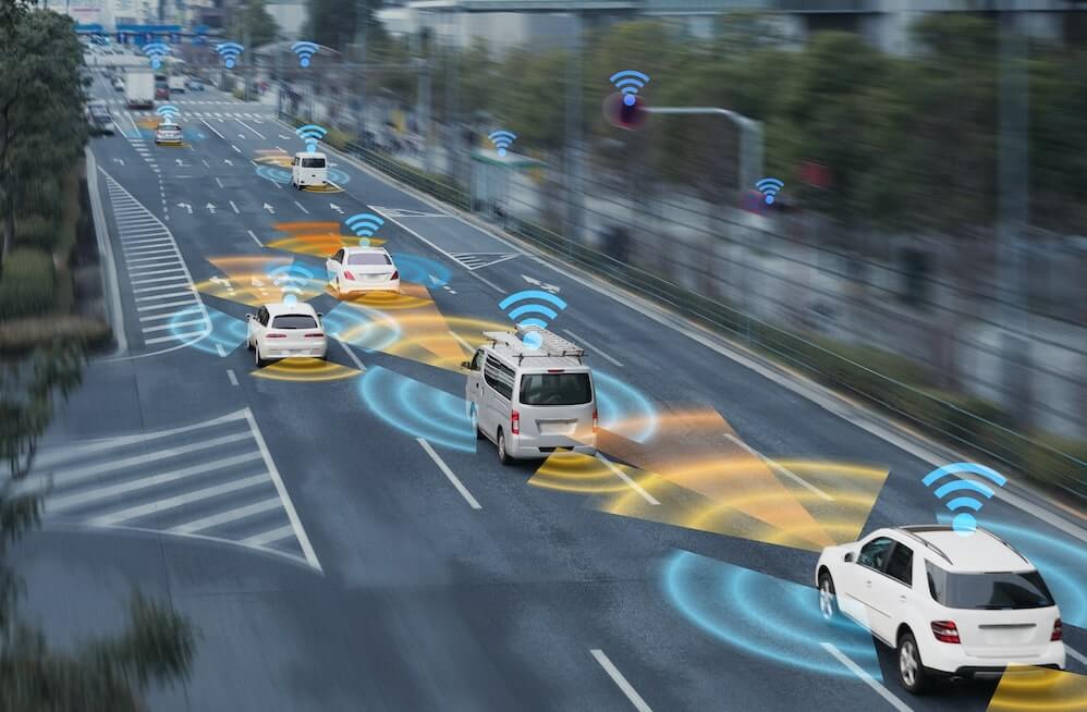 Vista de una carretera con un sistema de comunicacion entre vehiculos y semaforos