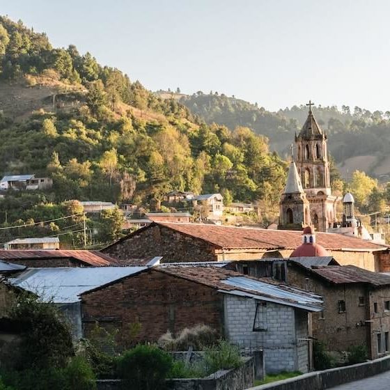 Vista del pueblo e iglesia de Angangueo, en Michoacan
